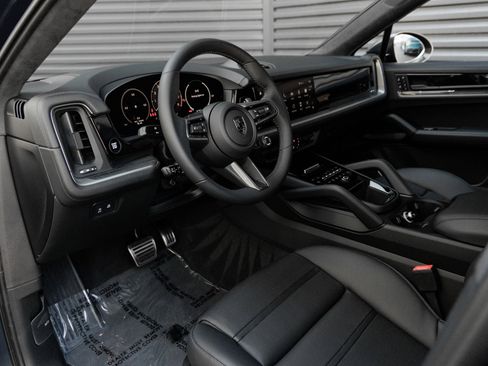 New 2025 Porsche Cayenne Turbo image 4