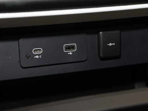 Used 2023 Land Rover Defender 110 S image 34