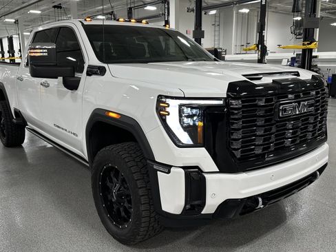 Used 2025 GMC Sierra 2500 Denali Ultimate w/ Max Trailering Package AWD/4WD image 2