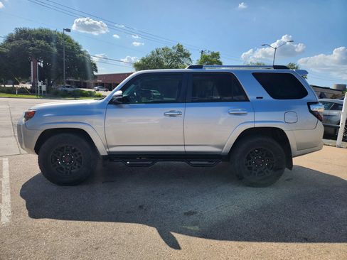 Used 2021 Toyota 4Runner SR5 Premium w/ Moonroof Package RWD image 2