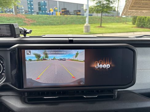 Certified 2025 Jeep Gladiator Sport AWD/4WD image 29