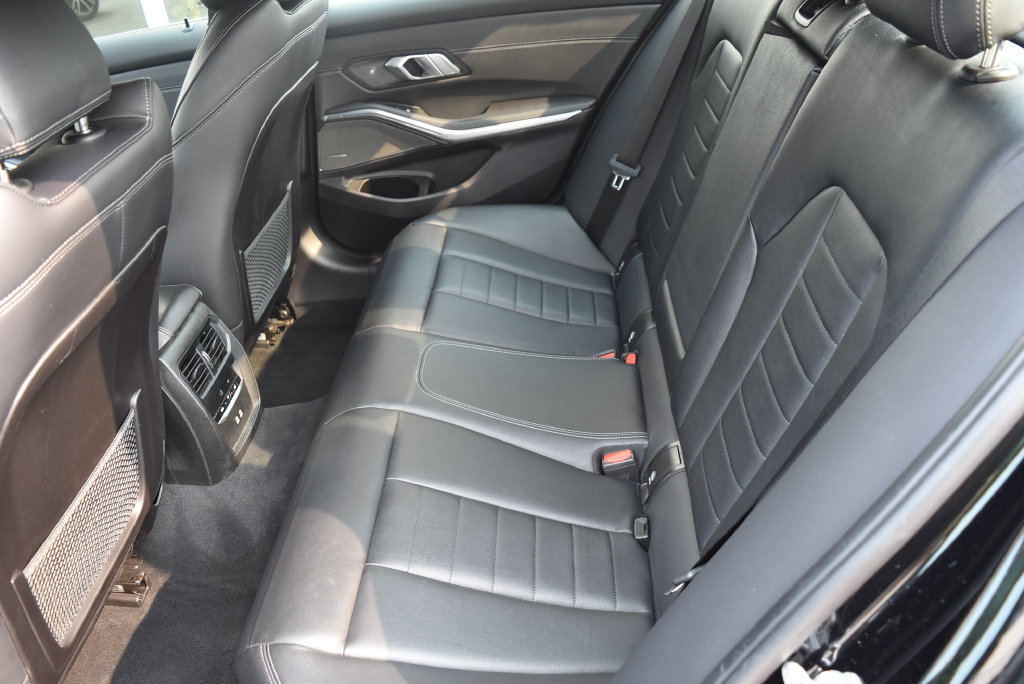Used 2021 BMW 330e xDrive w/ Premium Package AWD/4WD image 7