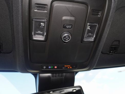 Used 2025 Chevrolet Suburban RST image 21