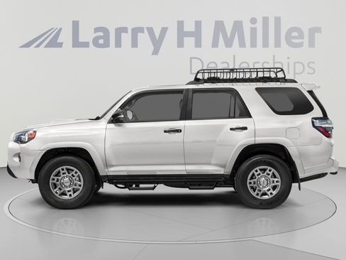 Used 2021 Toyota 4Runner Venture w/ Moonroof Package AWD/4WD image 3
