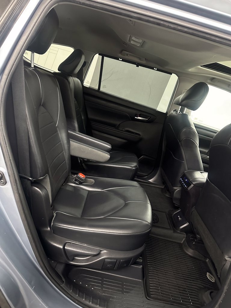 Used 2020 Toyota Highlander XLE AWD/4WD image 38