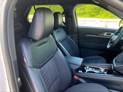 Used 2025 Ford Explorer ST-Line w/ ST-Line Street Pack AWD/4WD image 7