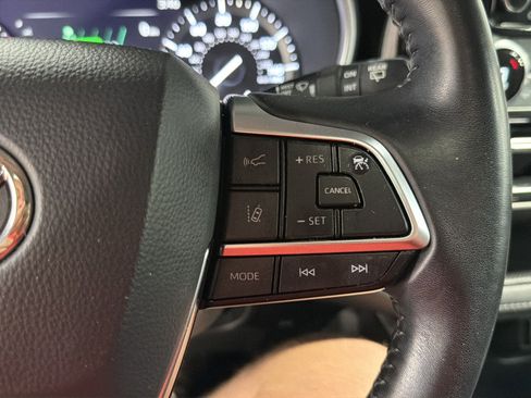 Used 2021 Toyota Highlander XLE AWD/4WD image 23