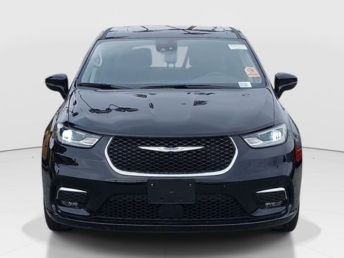 Used 2024 Chrysler Pacifica Limited image 2