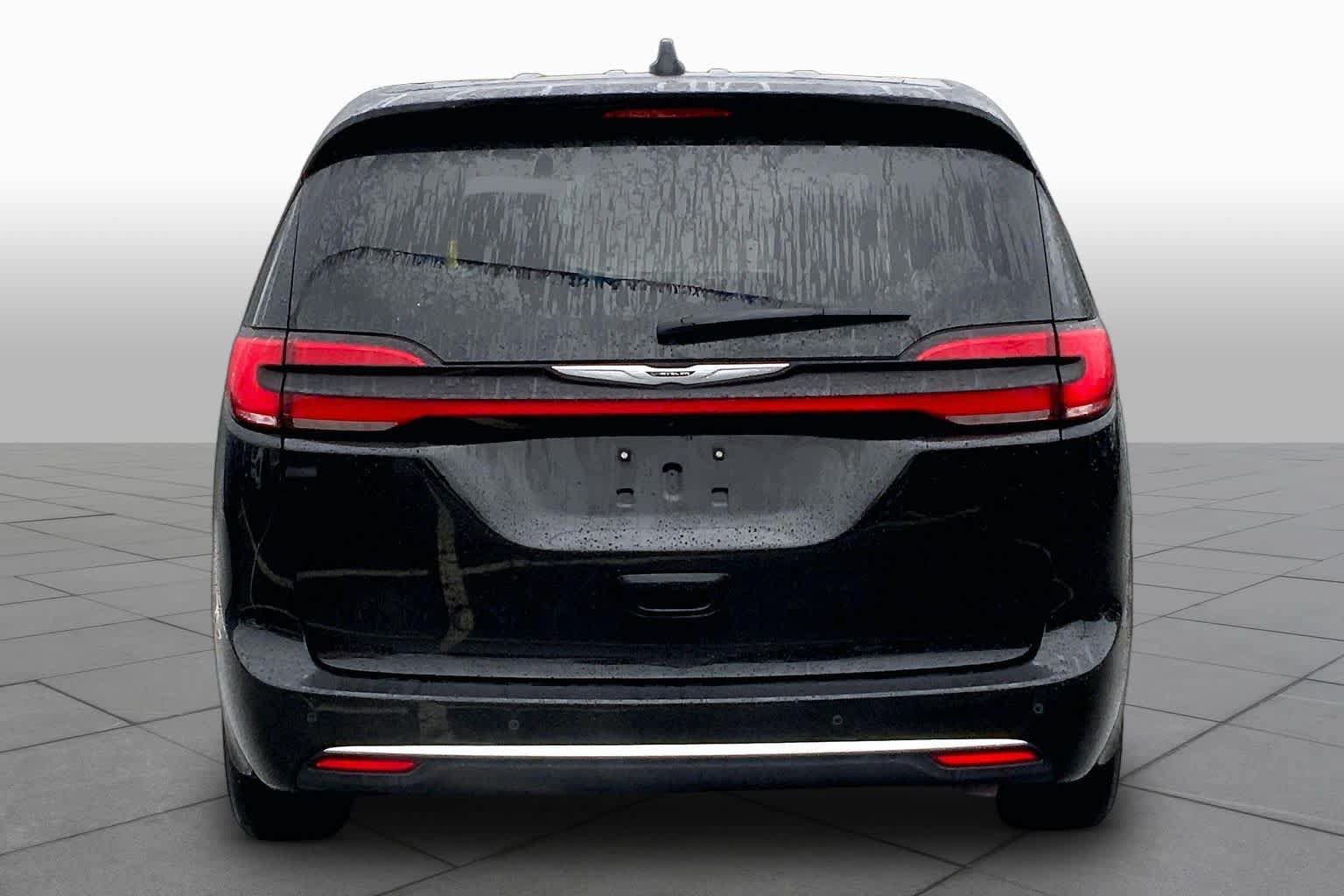 Used 2024 Chrysler Pacifica Touring-L FWD image 5