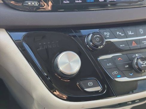 Used 2019 Chrysler Pacifica Touring-L Plus w/ Advanced Safetytec Group FWD image 7