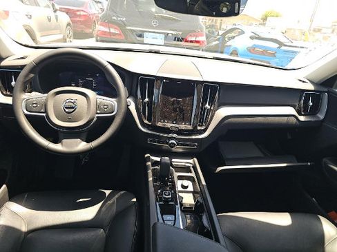 Used 2025 Volvo XC60 B5 Core AWD/4WD image 4