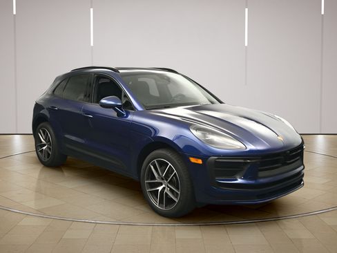 Certified 2025 Porsche Macan AWD/4WD image 28