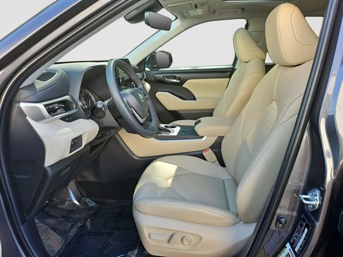 Used 2025 Toyota Highlander XLE FWD image 22