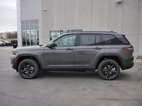 New 2025 Jeep Grand Cherokee Limited image 3