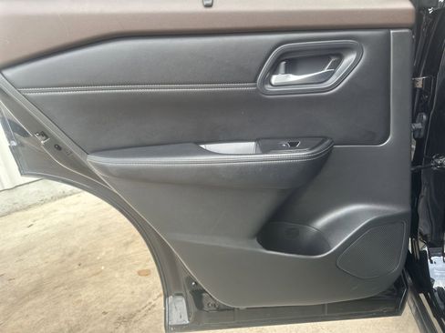 Used 2023 Nissan Rogue SL w/ SL Premium Package image 13