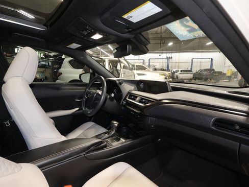 Used 2022 Lexus UX 200 w/ Premium Package image 27