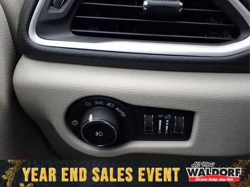 Used 2023 Chrysler Pacifica Touring-L image 18