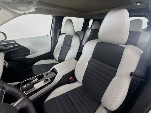 New 2026 Mitsubishi Outlander SE image 2