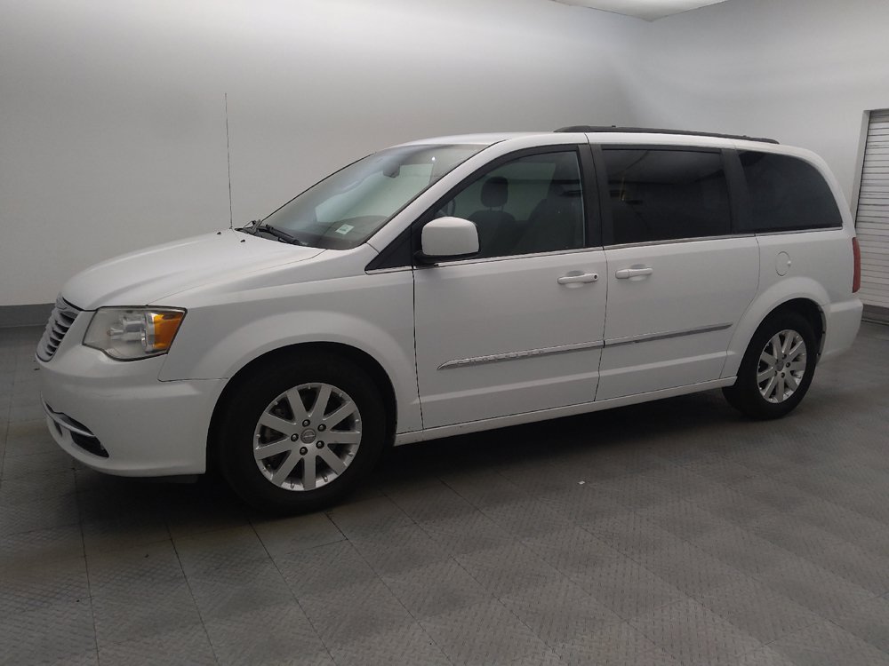 Used 2016 Chrysler Town & Country Touring FWD image 2