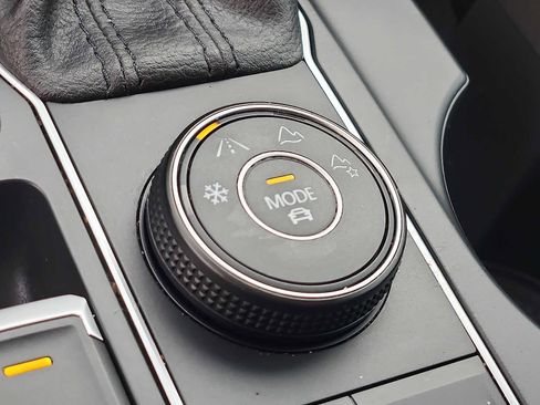 Used 2021 Volkswagen Atlas SE image 24