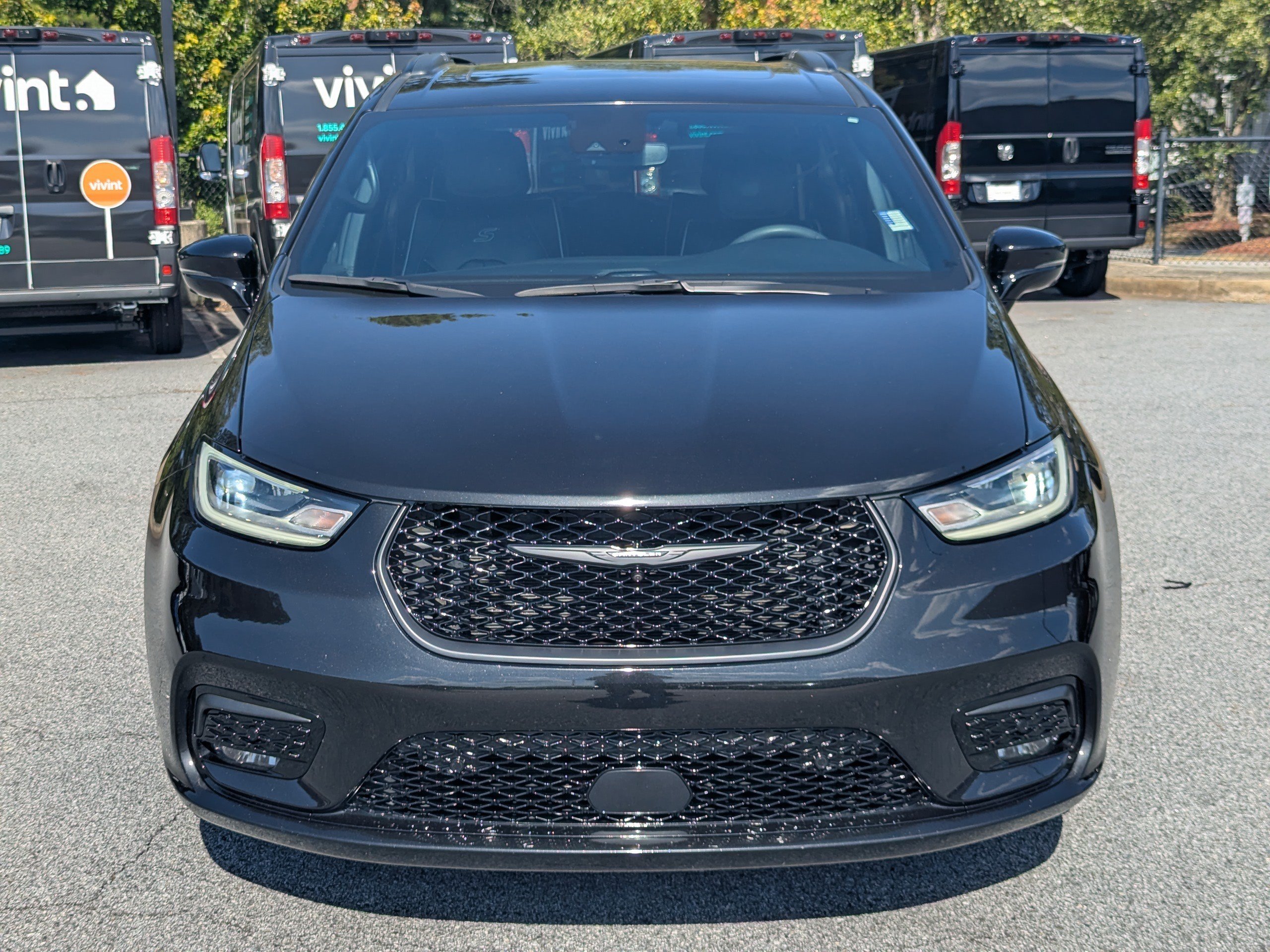 Used 2023 Chrysler Pacifica Limited w/ S Appearance Package FWD image 2