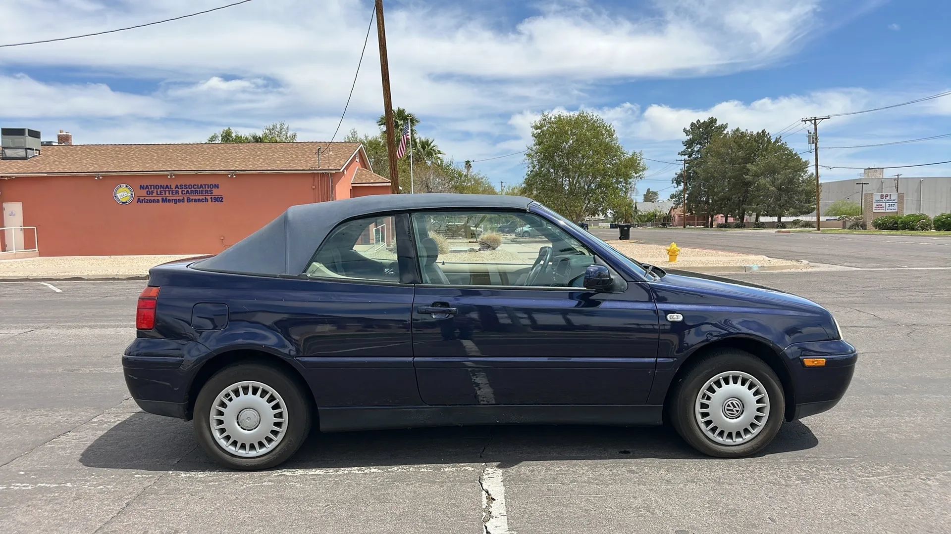 Used 2002 Volkswagen Cabrio GLS FWD image 2