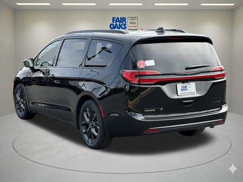 New 2026 Chrysler Pacifica Limited image 8