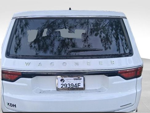 Used 2024 Jeep Wagoneer L Series II w/ Premium Group I AWD/4WD image 7