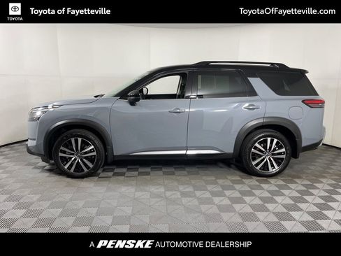 Used 2025 Nissan Pathfinder Platinum image 2