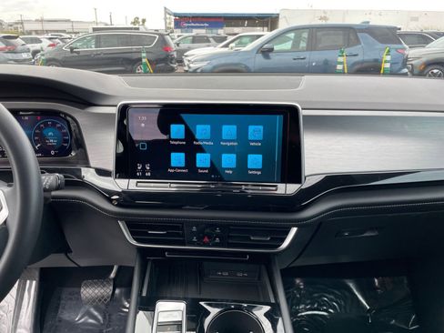 Used 2025 Volkswagen Atlas Cross Sport SE image 17