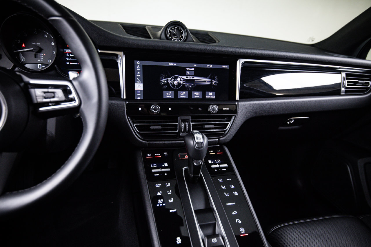 Certified 2025 Porsche Macan AWD/4WD image 18