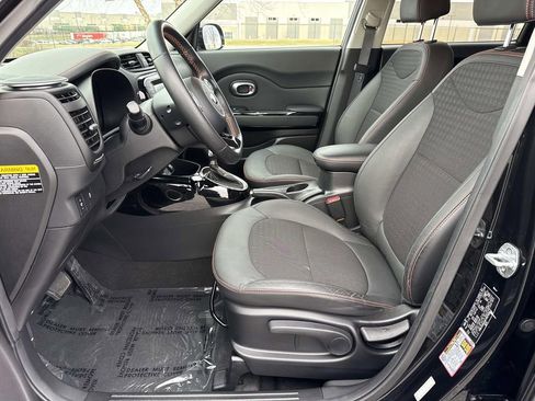 Used 2017 Kia Soul ! FWD image 24
