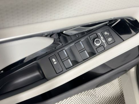Used 2020 Land Rover Range Rover Evoque S image 35