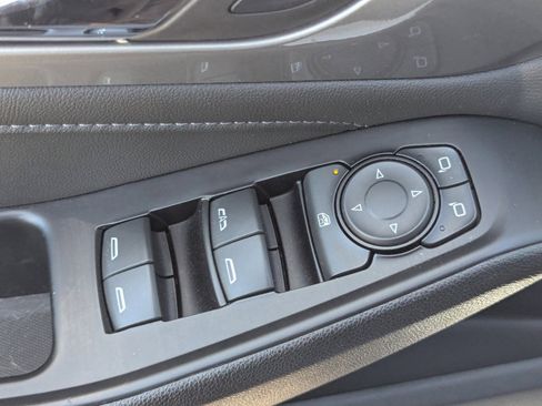 Used 2023 Chevrolet Traverse LT image 25