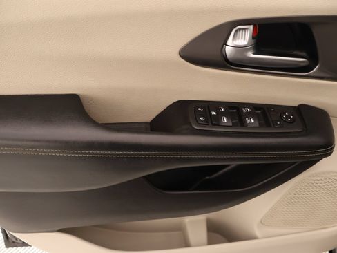 Used 2022 Chrysler Pacifica Touring-L FWD image 17