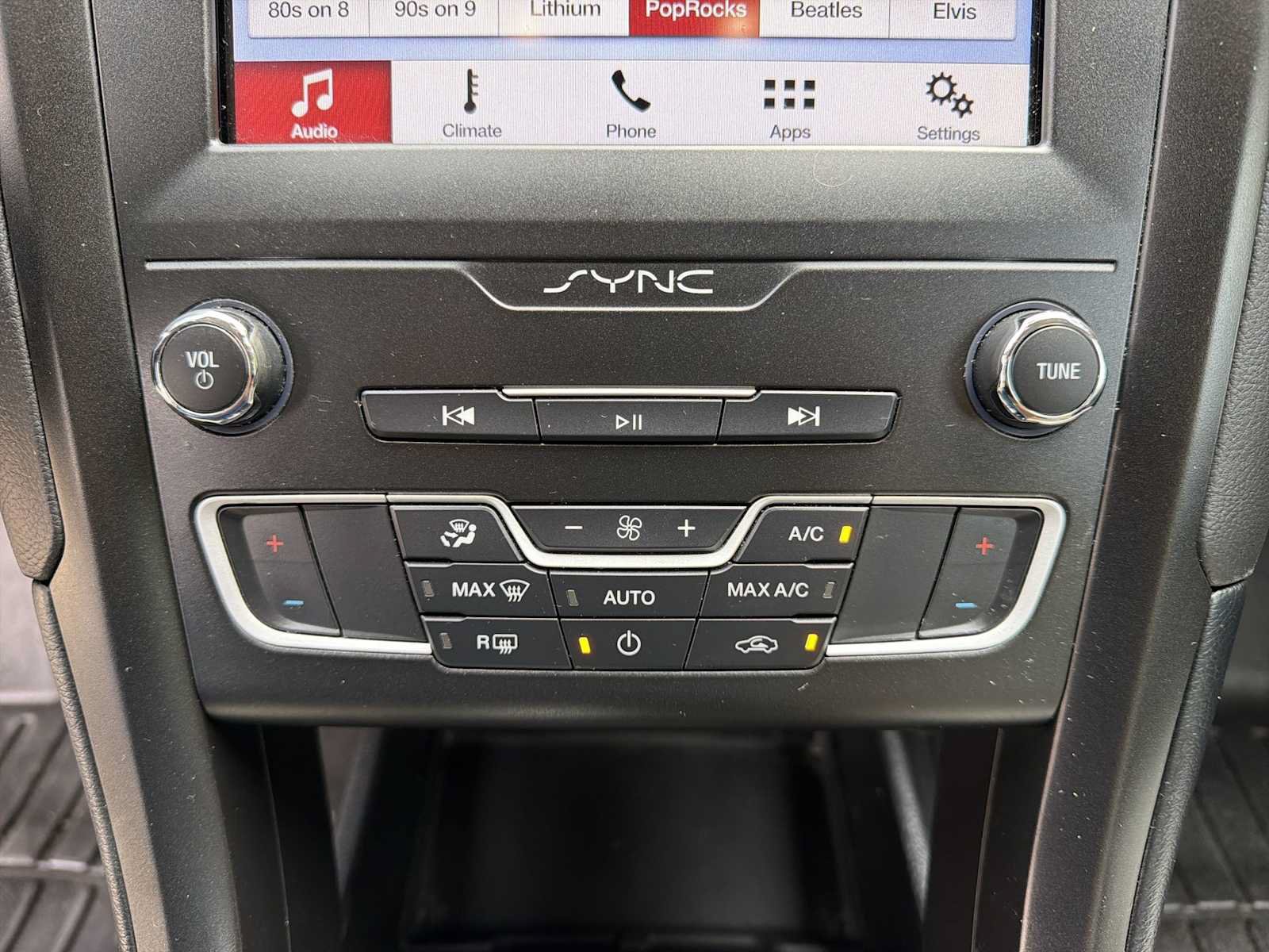 Used 2019 Ford Fusion SE w/ Equipment Group 151A FWD image 17