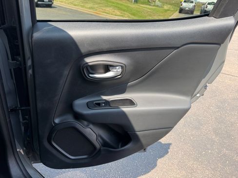 Used 2023 Jeep Renegade Latitude AWD/4WD image 18
