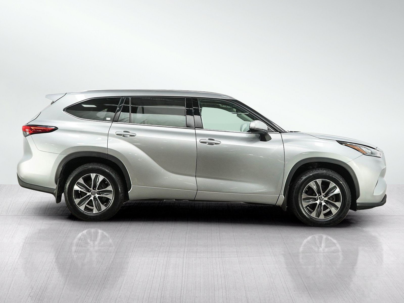 Used 2020 Toyota Highlander XLE AWD/4WD image 6