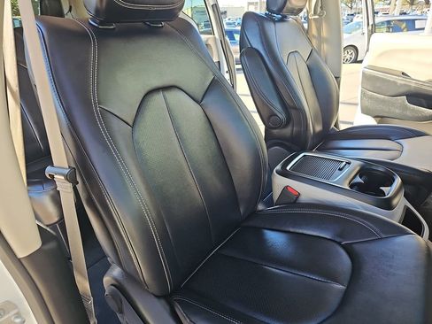 Used 2024 Chrysler Pacifica Touring-L image 10