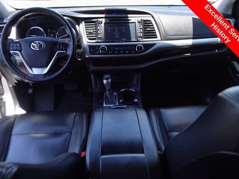 Used 2019 Toyota Highlander XLE AWD/4WD image 4