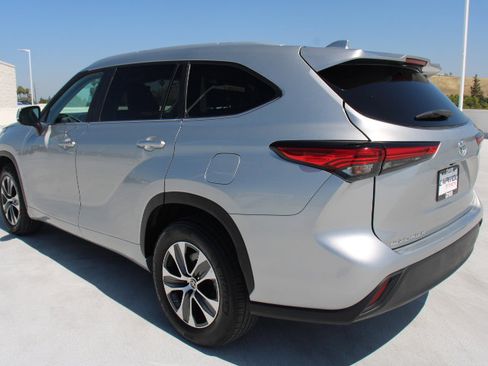 Used 2023 Toyota Highlander XLE FWD image 5