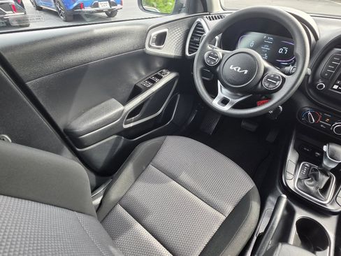 Used 2025 Kia Soul LX w/ LX Technology Package FWD image 13
