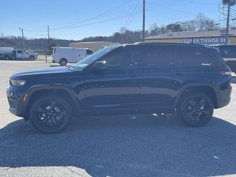 Used 2024 Jeep Grand Cherokee Altitude image 7