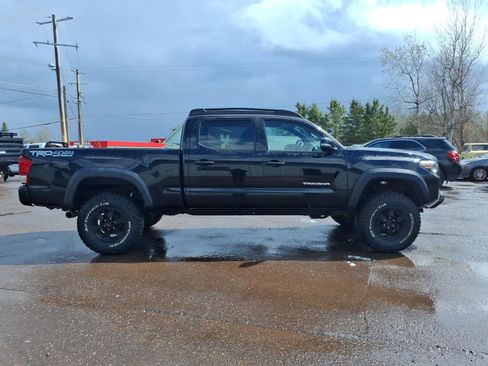 Used 2017 Toyota Tacoma TRD Off-Road AWD/4WD image 7