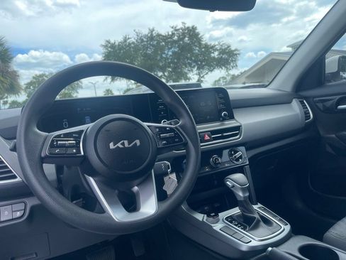 Used 2025 Kia Seltos LX AWD/4WD image 12