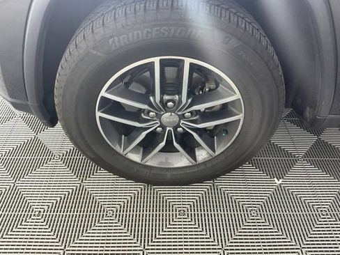 Used 2017 Jeep Grand Cherokee Limited AWD/4WD image 16