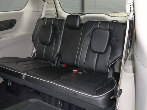 Used 2023 Chrysler Pacifica Limited image 10