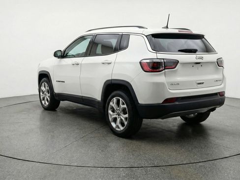 Used 2025 Jeep Compass Latitude AWD/4WD image 6