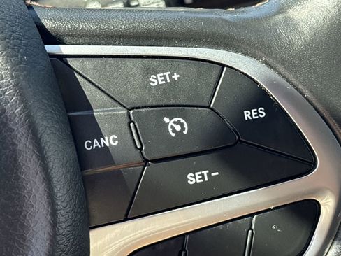 Used 2019 Chrysler Pacifica Touring-L image 31