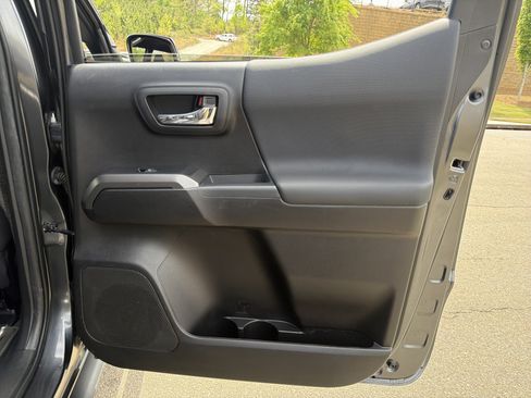 Used 2022 Toyota Tacoma TRD Sport image 16